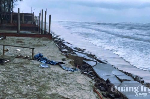 Sóng biển gây thiệt hại nhiều công trình tại bờ biển Mỹ Thủy