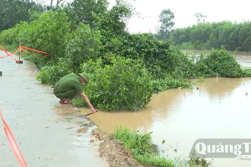 Sạt lở tuyến đường vào khu dân cư tại xã Hải Lăng