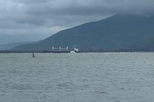 Tàu hàng chở 17 thuyền viên bị mắc cạn tại khu vực biển Bình An