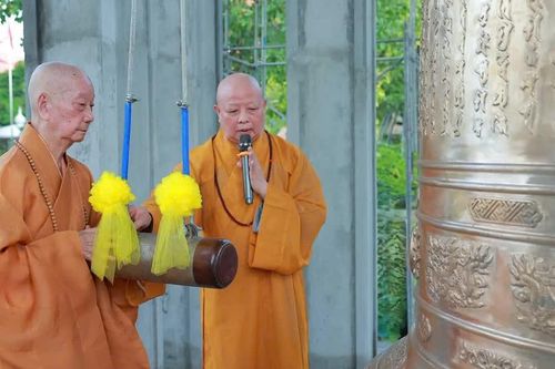 Đức Pháp chủ chứng minh Lễ khai Đại hồng chung tại chùa Thanh Tâm (xã Bình Lợi)