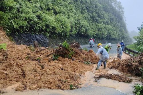 Mưa lớn gây sạt lở đường quốc lộ, tàu hàng hơn 24.000 tấn mắc cạn ở vịnh Chân Mây