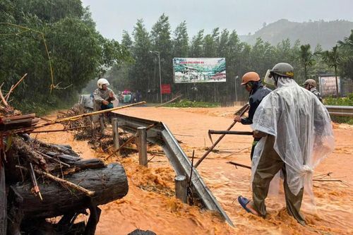 Nhiều đoạn đường ở phía tây TP Huế tiếp tục sạt lở taluy, ngập cục bộ