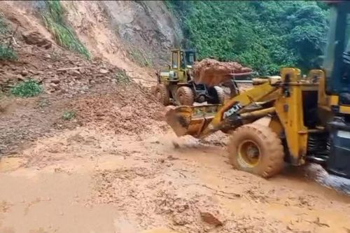 Thông xe các điểm sạt lở gây ách tắc trên đường Hồ Chí Minh qua Quảng Trị