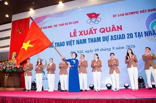 Ai là người cầm Quốc kỳ Việt Nam tại Lễ khai mạc ASIAD 20?