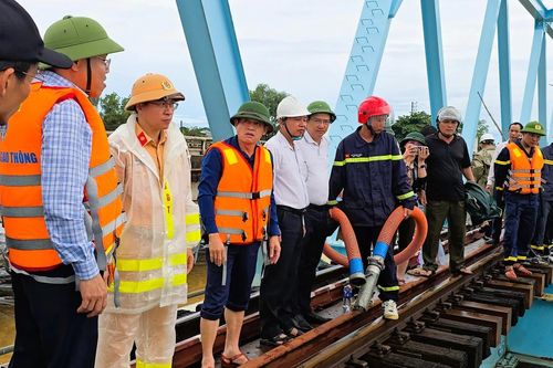 Quảng trị: Nỗ lực giải cứu 3 sà lan mắc kẹt ở cầu đường sắt và cầu đường bộ Mỹ Chánh