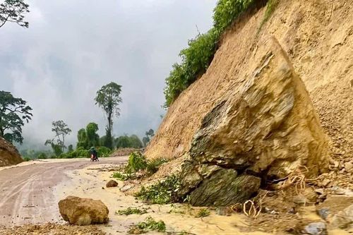 Mưa lớn khiến nhiều nơi ở Quảng Trị ngập lụt, sạt lở