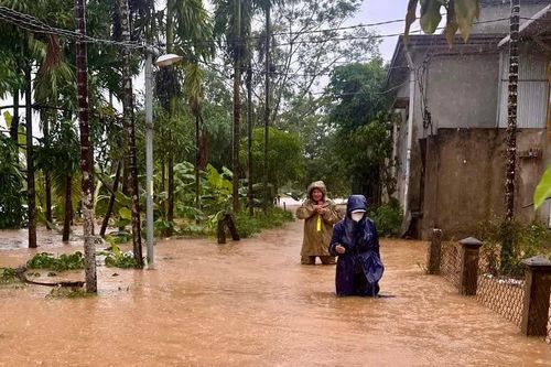 Công an xã ở Huế dọn bùn, giúp dân di chuyển an toàn ở vùng ngập lụt