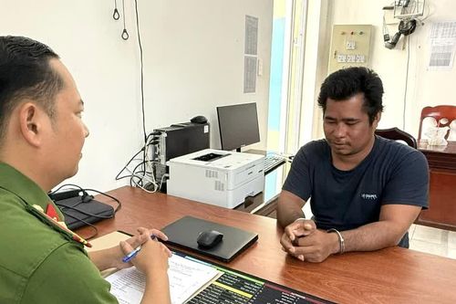 Khởi tố 'nghịch tử' đánh mẹ, cầm dao đâm Cảnh sát 113