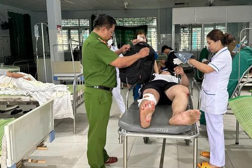 Công an xã dùng xe chuyên dụng cấp cứu người bị tai nạn