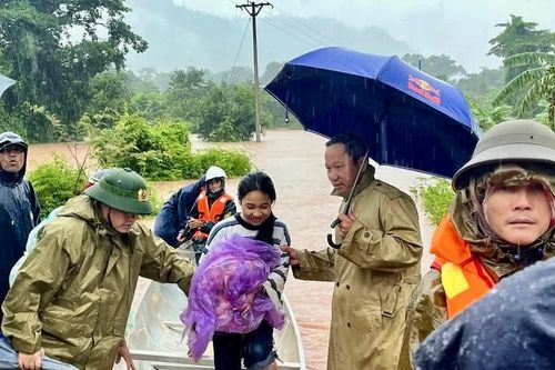 Công an Quảng Trị giúp dân ứng phó mưa lớn gây ngập, chia cắt nhiều nơi