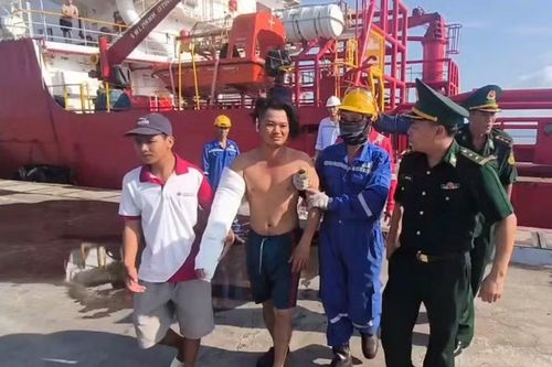 Kịp thời cứu chữa, đưa ngư dân bị tai nạn lao động trên biển vào bờ