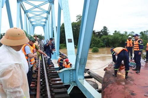 Công an Quảng Trị khẩn cấp giải cứu 3 xà lan mắc kẹt dưới cầu Mỹ Chánh