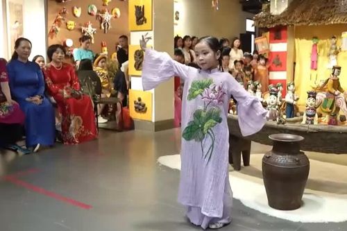 Moonlight Runway - Lưu trăng phố cổ 2026