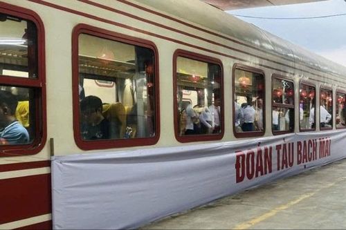 Đoàn tàu Bạch Mai duy trì hơn 500 khách mỗi chuyến