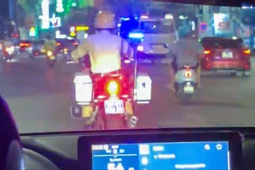 CSGT mở đường hỗ trợ bệnh nhi 11 tháng tuổi kịp cấp cứu