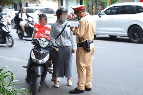 Chủ quan với mũ bảo hiểm, phụ huynh và học sinh bị xử lý