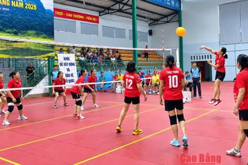 Phường Nùng Trí Cao giành giải nhất bóng chuyền hơi nội dung nam, nữ, nhóm tuổi 40 - 49