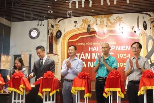 Gần 100 tư liệu tái hiện hai thập niên tân nhạc Hà Nội