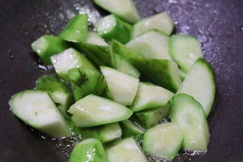 Mướp xào hay bị thâm đen, chỉ cần thêm thứ này mướp sẽ xanh như ngọc, thơm ngọt đẹp mắt