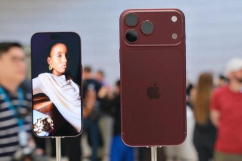 Cận cảnh iPhone 18 Pro Max màu Burgundy đỏ trầm, sang trọng