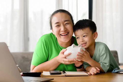 Có nên mở sổ tiết kiệm cho con từ sớm? Những lợi ích và lưu ý cha mẹ cần biết trước khi làm
