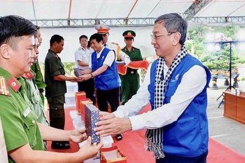 Đoàn đại biểu TPHCM mang hơi ấm đất liền đến quân và dân nơi tuyến đầu Hòn Khoai, Hòn Chuối