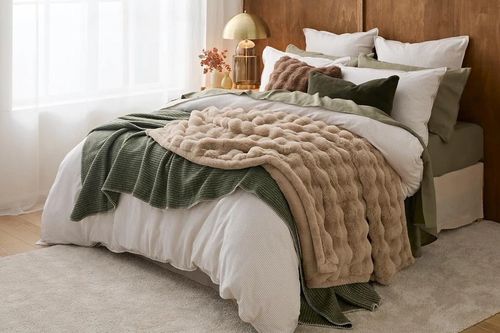 Sáng ngủ dậy nên trải chăn hay gấp lại?