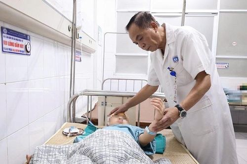 Đau đầu tăng dần sau khi ngã xe đạp, đến viện phát hiện tụ máu não