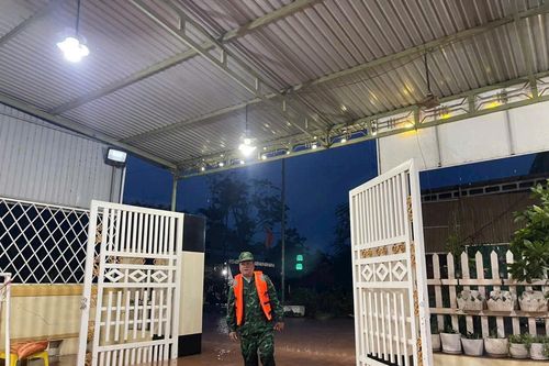 Mưa lớn, hàng trăm người dân ở vùng biên Quảng Trị chạy lũ trong đêm