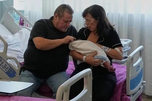 54 tuổi mất con, người mẹ chạy nước rút sinh thêm từ phôi đông lạnh 22 năm trước