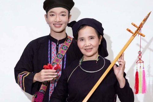 Hoàng Dũng khoe mẹ là Phó giáo sư, Tiến sĩ, U70 thành nghệ nhân hát then