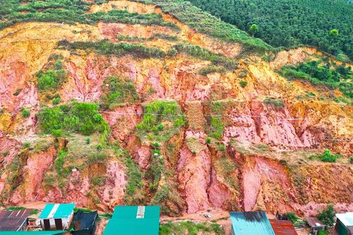 Cận cảnh ngôi làng sạt lở nghiêm trọng ở Lâm Đồng, 13 hộ dân phải di dời