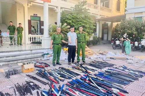 Khởi tố kẻ bán gần 1 tấn kiếm, bình xịt hơi cay qua mạng ở Bắc Ninh