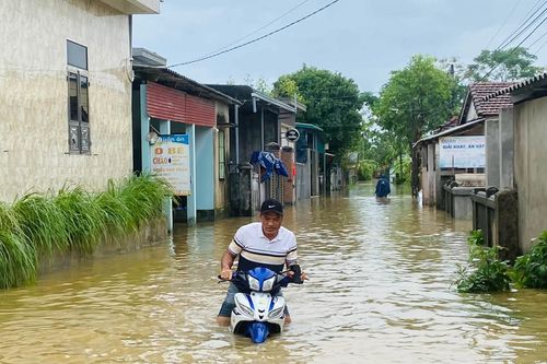 Nước dâng lút xe, dân vùng 'rốn lũ' Quảng Trị hối hả chạy lụt