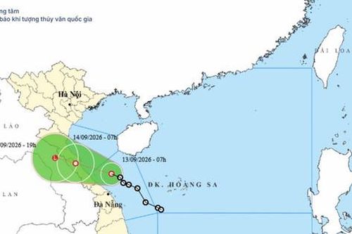Áp thấp nhiệt đới sát bờ biển Quảng Trị - Huế, bao giờ vào đất liền?