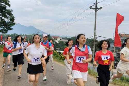 Gần 600 vận động viên xã Đoài Phương tranh tài tại Giải chạy Báo Hànộimới