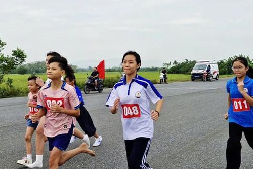 Gần 300 vận động viên thi đấu chung kết Giải chạy Báo Hànộimới xã Hưng Đạo