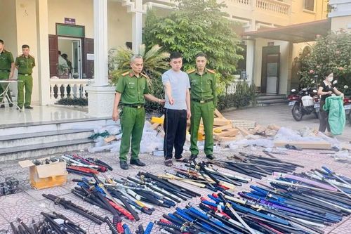Bắc Ninh: Triệt phá kho 'hàng nóng', thu giữ gần 1 tấn dao kiếm, công cụ hỗ trợ