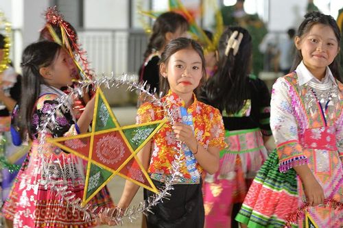Rộn ràng đêm hội 'Trăng thu biên cương' ở Na Ngoi