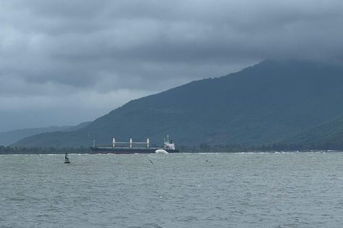 Tàu hàng mắc cạn tại vịnh Chân Mây