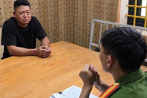 Va chạm giao thông, gã đàn ông đánh phụ nữ và cưỡng đoạt tiền