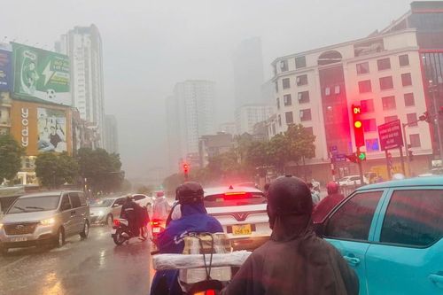 Áp thấp nhiệt đới đang ở ven bờ biển Quảng Trị, Hà Nội ảnh hưởng thế nào?
