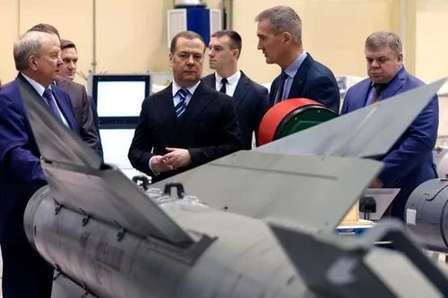Ông Medvedev tuyên bố vũ khí Nga đã vượt qua tất cả các lệnh cấm vận