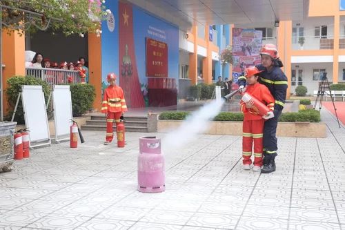 Trang bị kỹ năng PCCC cho hơn 900 học sinh Trường Tiểu học Lý Thường Kiệt