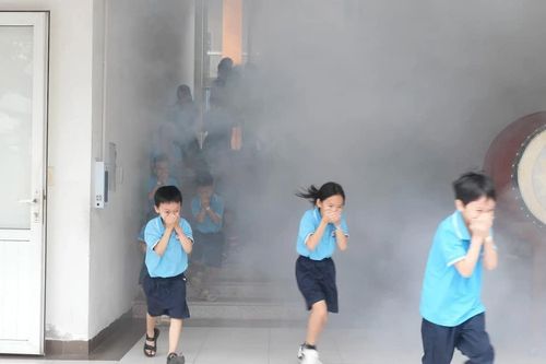 Hơn 900 học sinh tiểu học thực hành kỹ năng thoát nạn khi có cháy