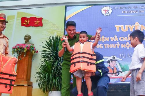 Trang bị kỹ năng ATGT, phòng chống đuối nước và PCCC cho học sinh Thủ đô