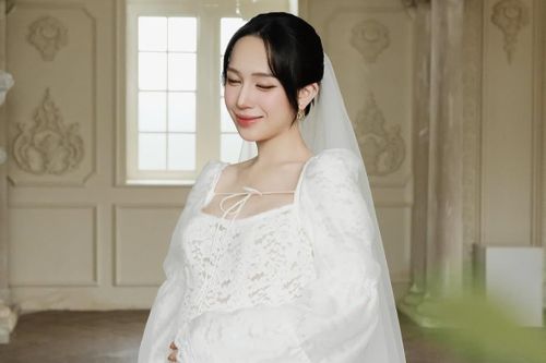 Con gái Minh Nhựa diện váy cưới ren, khoe bụng bầu thứ 5