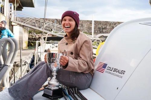 Nữ thủy thủ một mình vượt đại dương, sống sót qua hai siêu bão