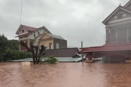 Nước ngập gần mái nhà cấp 4 ở Quảng Trị do mưa lũ