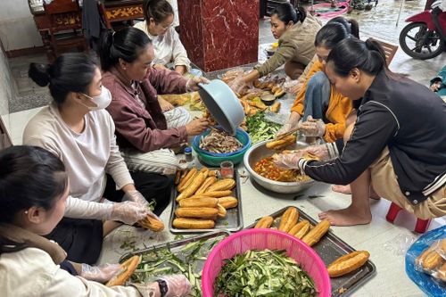 Tặng trăm suất cơm nóng, mở cửa khu phức hợp 5 ha cho bà con tránh lũ